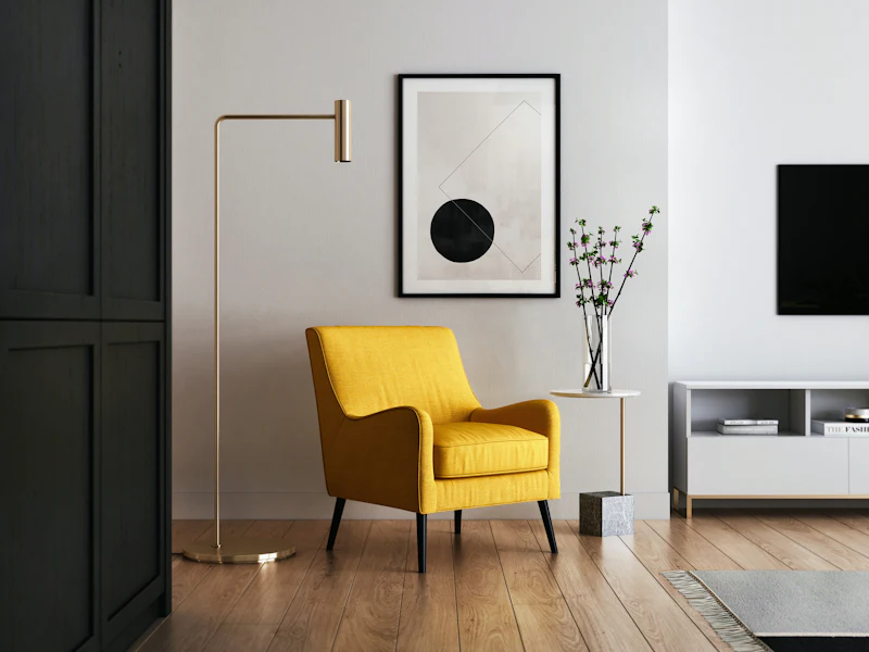 Sala com cadeirão amarelo, candeeiro de pé e quadro na parede