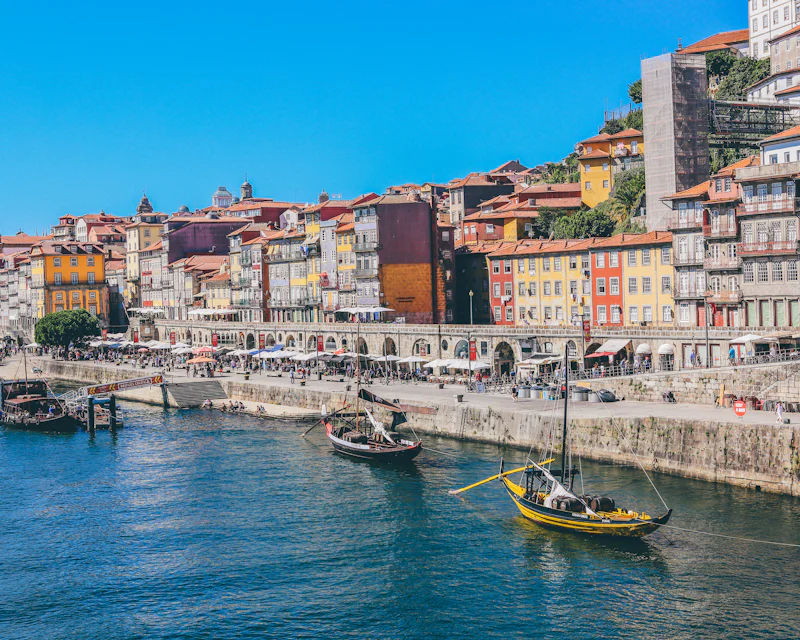 Casas coloridas da Ribeira do Porto junto ao rio Douro